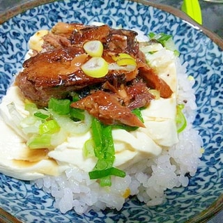 簡単！　秋刀魚の蒲焼缶と豆腐で丼